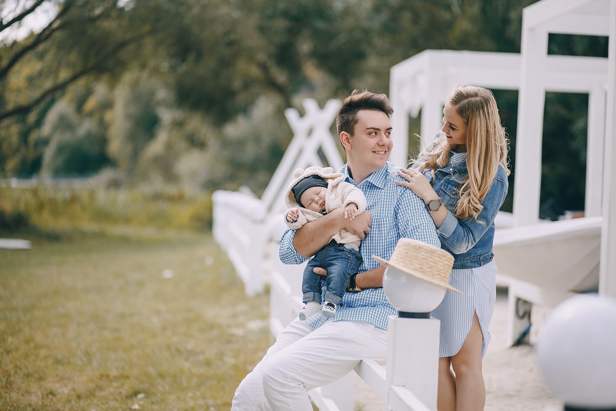 Best Colors for Family Pictures Outside in Greenery-Filled Backyards